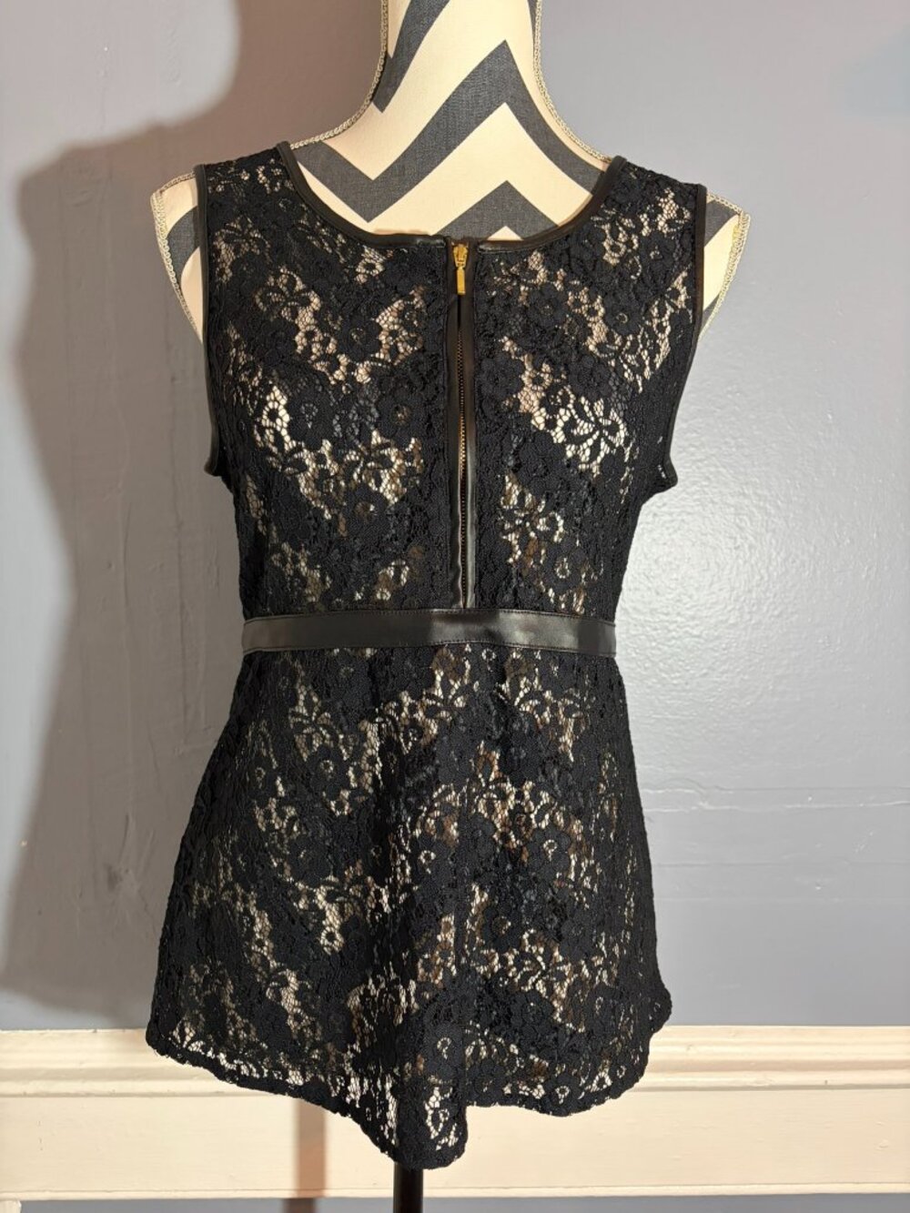 NWT Medium Harve Benard Lace Tailored Sleeveless Sheer Top